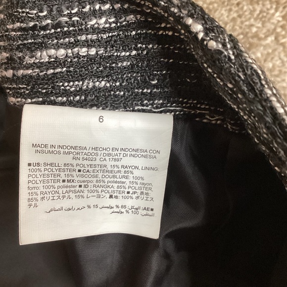 Old Navy Women's Black & White Tweed Dress Shorts - Picture 5 of 6